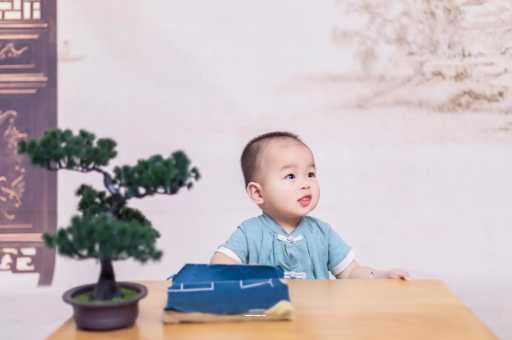 海盐怀孕肚子中间凹两边凸